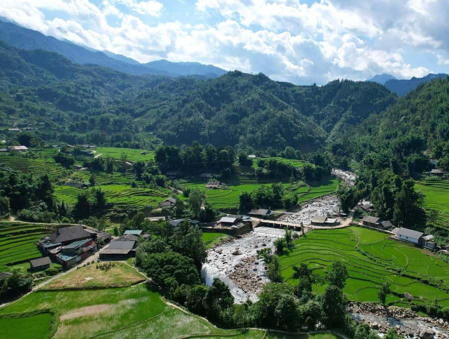 Sapa: Y Linh Ho - Lao Chai, and Ta Van Trekking Day Tour - Y Linh Ho and the Black Hmong community