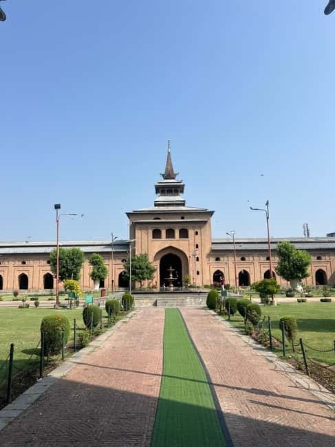 Srinagar Old City Heritage Walking Tour with Kahwa Tea - Kahwa makes the final stop feel personal