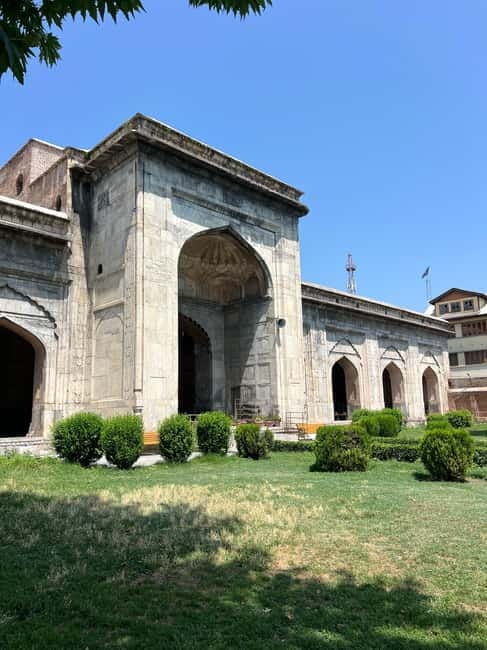 Srinagar Old City Heritage Walking Tour with Kahwa Tea - Small groups and guide quality