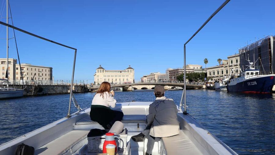 Syracuse:Ortigia, Sea Caves Winter Boat Tour + Tea & Blanket - Arethusa Spring from the sea