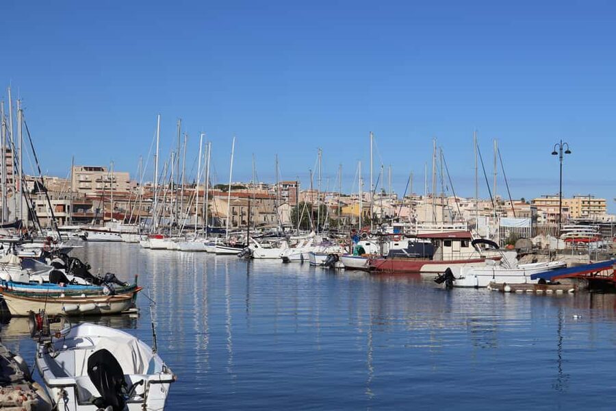 Syracuse:Ortigia, Sea Caves Winter Boat Tour + Tea & Blanket - Sea caves, rocky inlets, and the flexible route
