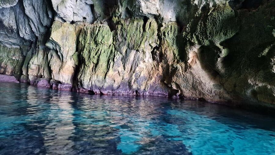 Syracuse:Ortigia, Sea Caves Winter Boat Tour + Tea & Blanket - Tea, blankets, and the real value of $29