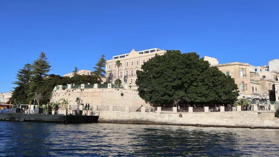 Syracuse:Ortigia, Sea Caves Winter Boat Tour + Tea & Blanket - Who will enjoy this cruise most