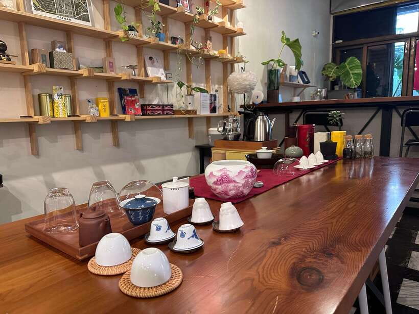 Tainan Culture Trip: Chinese Tea Ceremony_Oolong Tea - Gaiwan and Terracotta Teapots