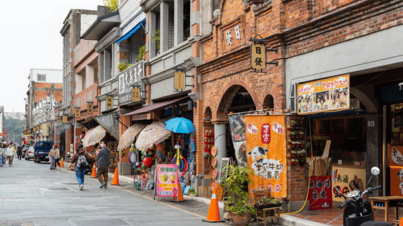 Taipei: Daxi Old Street and Tea Factory, Xiaowulai Day Tour - Jiaoban Mountain Park slows the pace