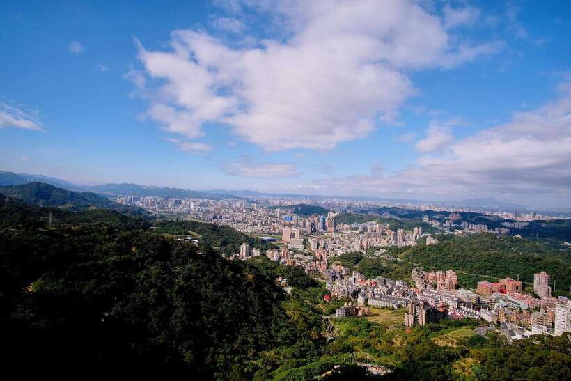Taipei: Maokong Tea & Shenkeng Tofu Private Day Tour - The Maokong Gondola descent