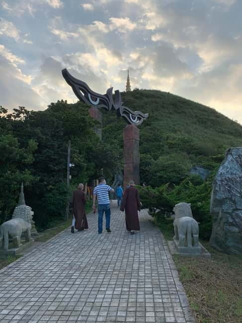 Taipei Private Spiritual Tour with Afternoon Tea & Cycling - Quiet time at Ling Jiou Mountain Monastery