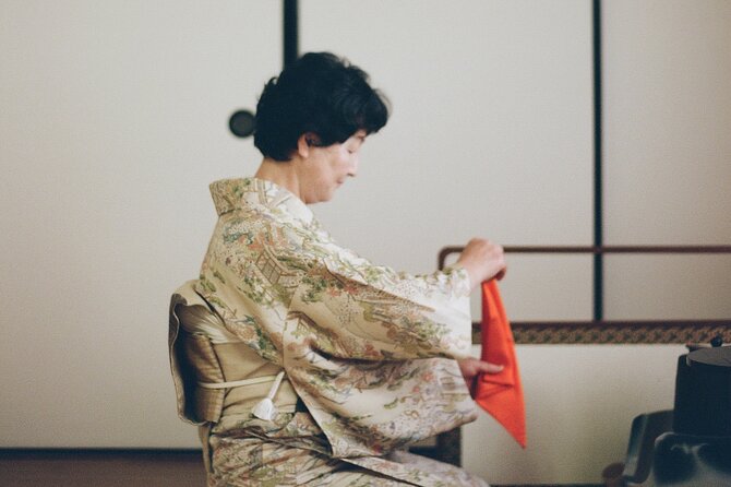 Tea ceremony by the tea master in Kyoto SHIUN AN - Watching the tea master prepare matcha