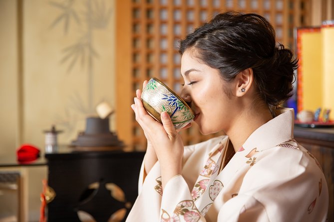 Tea ceremony experience with simple kimono in Okinawa - Photos in front of the gold folding screen