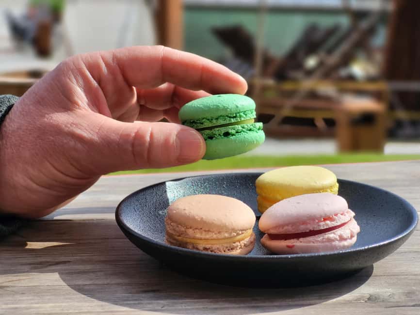 Tromsø Sweet Temptations Tour: Afternoon Tea & Other Sweets - Entering the cafés and bakeries