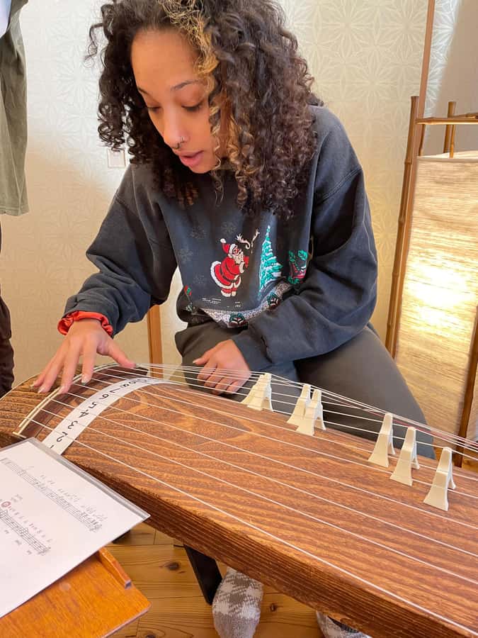 Visit local home for music and tea ceremony near Disney - Hearing the koto in a quiet room