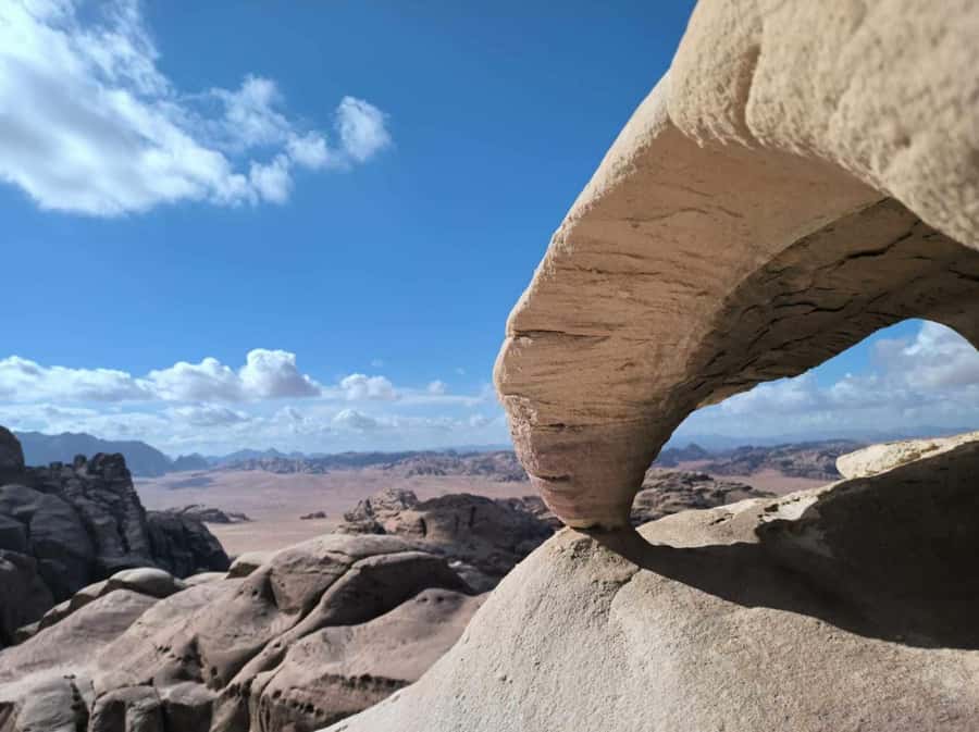 Wadi Rum: 2-Hour Jeep Tour with Bedouin Tea - Khazali Canyon and the desert rock walls
