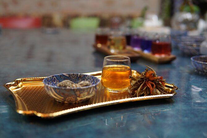 World Teas and Turkish Tea Brewing & Tasting Workshop in Istanbul - Making a blend to take home