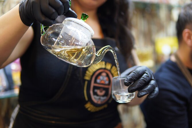 World Teas and Turkish Tea Brewing & Tasting Workshop in Istanbul - The Turkish double teapot lesson